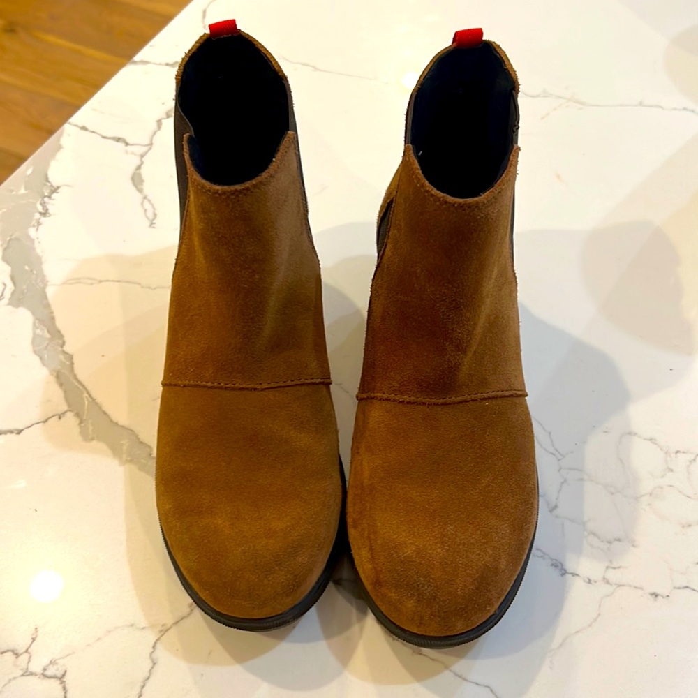 Youth size 4 Sorel ankle boot - -camel brown in color